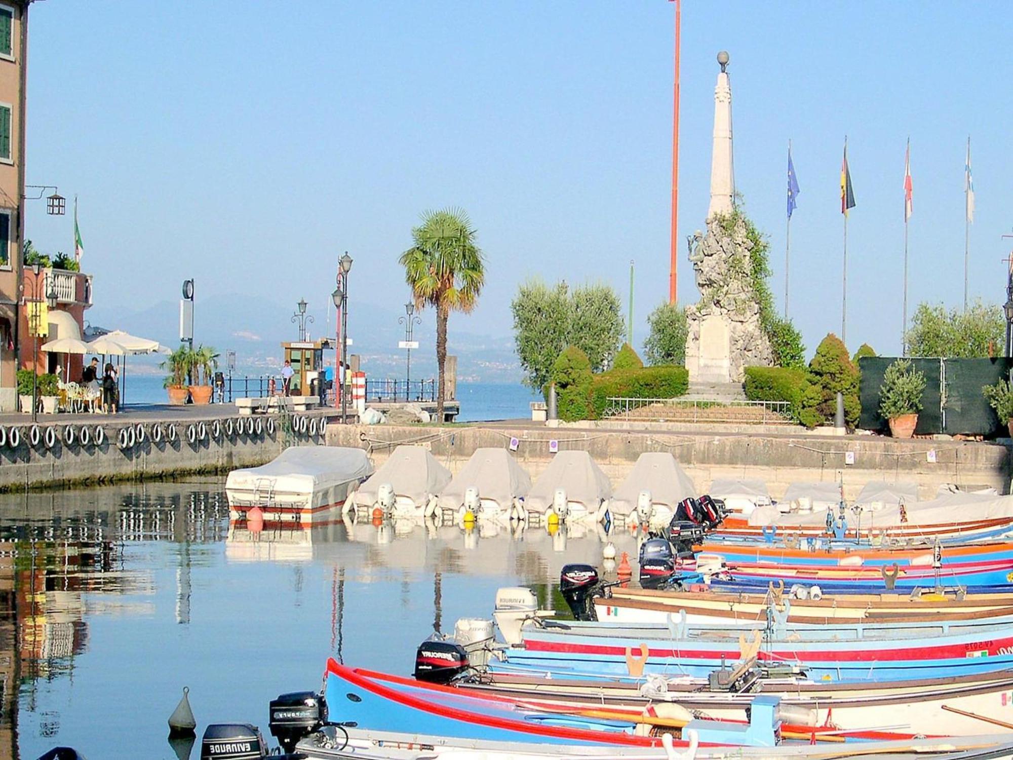 Enticing Holiday Home In Lazise With Swimming Pool Luaran gambar