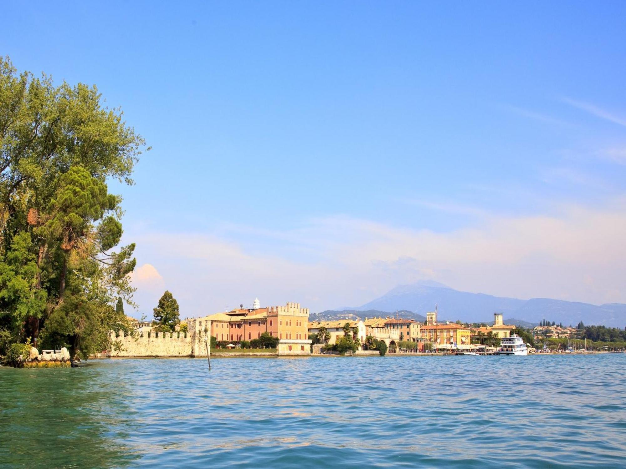 Enticing Holiday Home In Lazise With Swimming Pool Luaran gambar