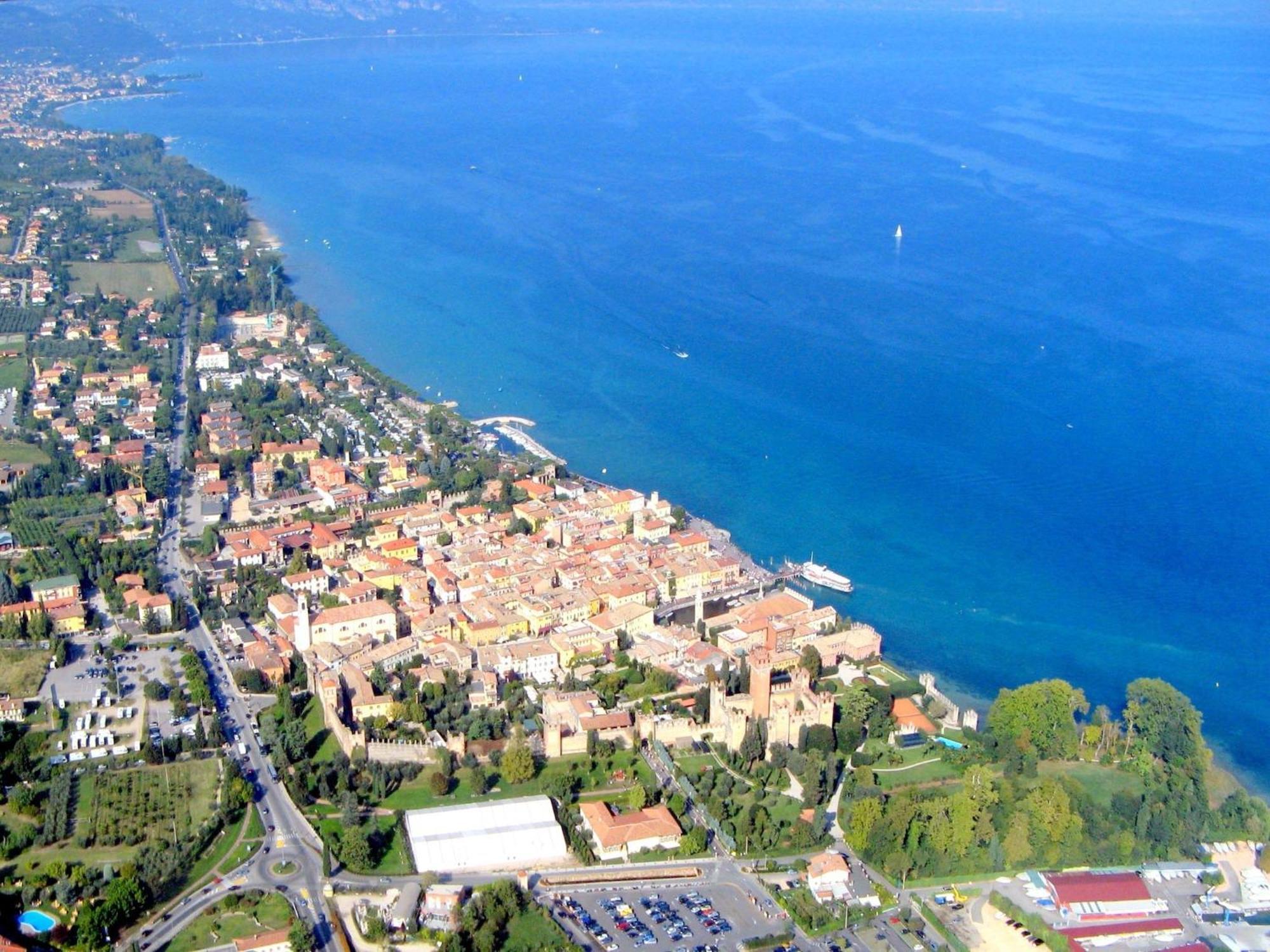 Enticing Holiday Home In Lazise With Swimming Pool Luaran gambar